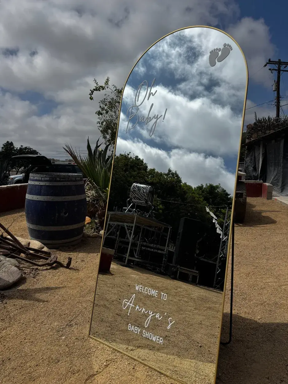 Espejo Personalizado Annya's Baby Shower con marco dorado al aire libre en Valle de Guadalupe