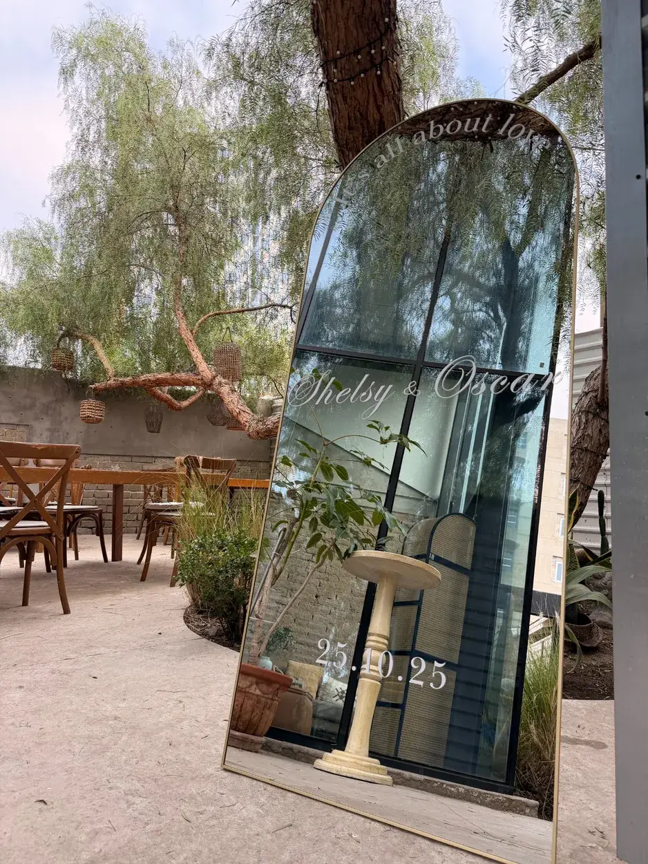 Espejo Personalizado Grande boda Shelsy y Oscar en jardín con árbol de sauce