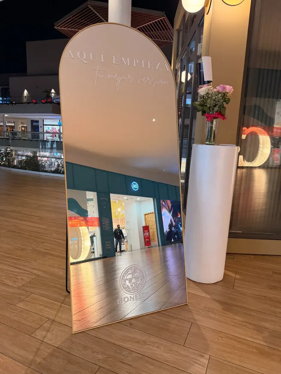 Espejo Personalizado con serigrafia Lionesse Aquí Empieza Tu Mejor Versión en evento corporativo