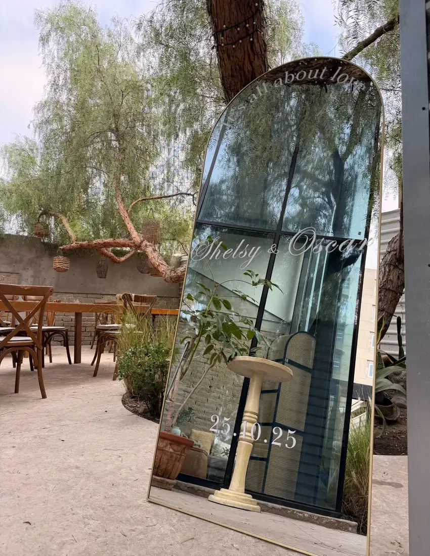 Espejo de bienvenida personalizado en un jardín, de la galería de Verde y Menta